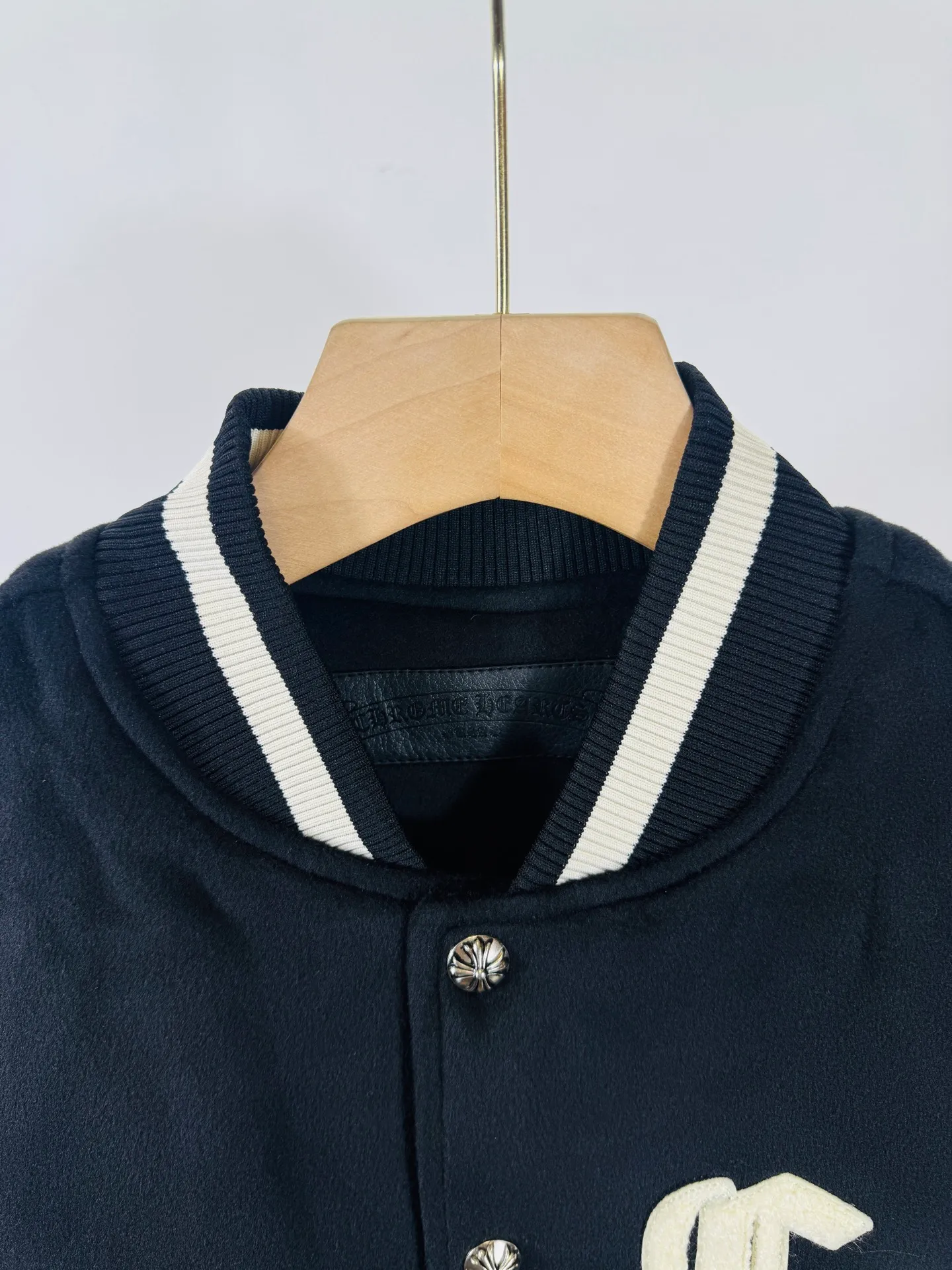 P520 top version 🐮 Real shot without P, ​​different from market products] Chrome Hearts 🍁Winter clothing is coming🍁 Sanskrit cross woolen leather sleeves spliced ​​baseball embroidered cotton jacket, heavy embroidery ➕ special craftsmanship of double sleeve splicing, counter synchronization, heavy industry! ! Customized version of thickened woolen fabric, silk lining, customized version of hardware, not the ordinary version on the market! ! Color: black coffee stitching Code number: S, M, L, XL